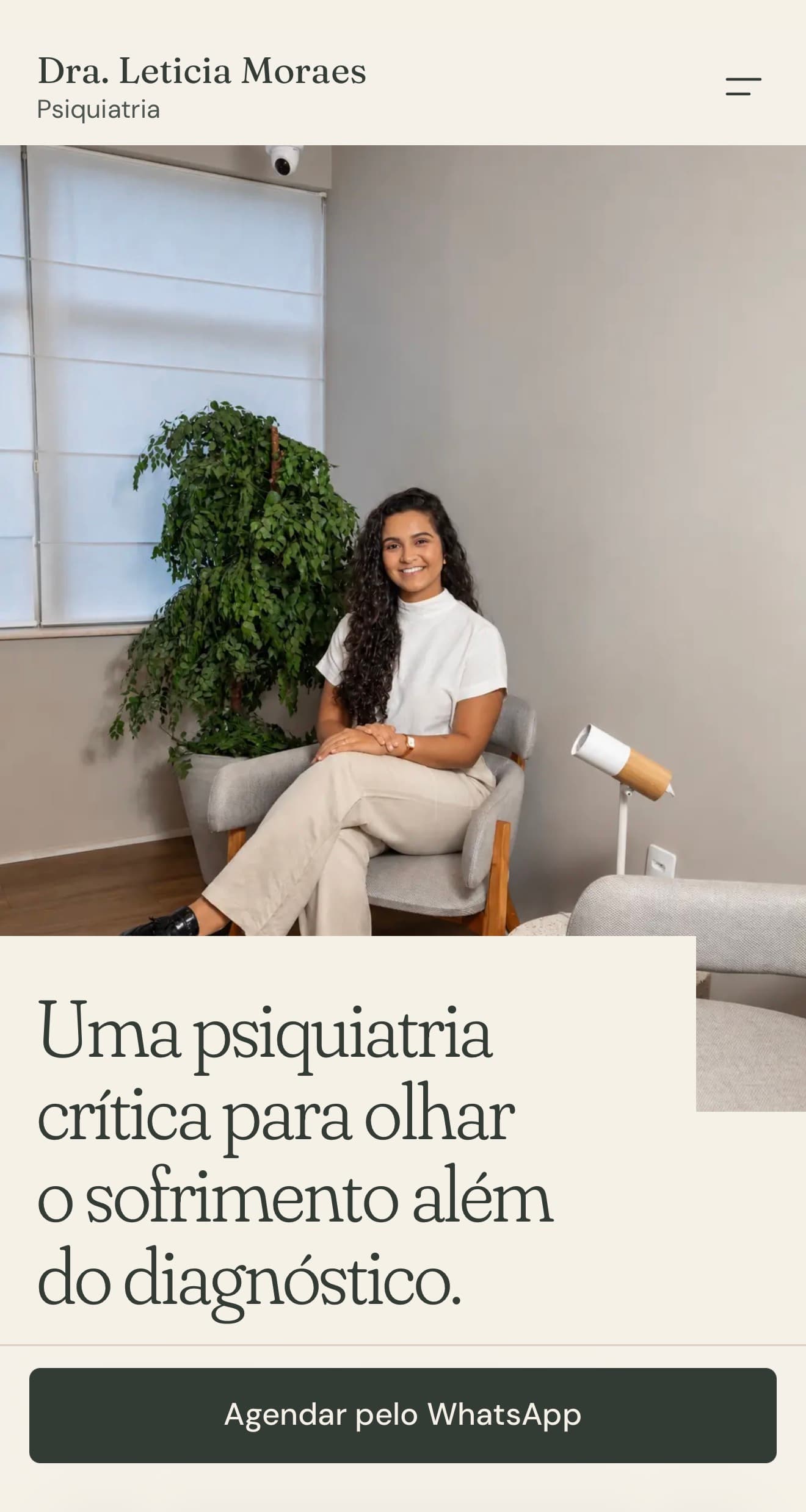 Site de Dra. Leticia Moraes aberto no celular